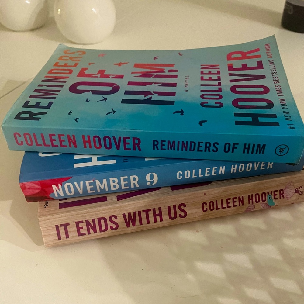 Colleen Hoover book bundle it ends with us November 9